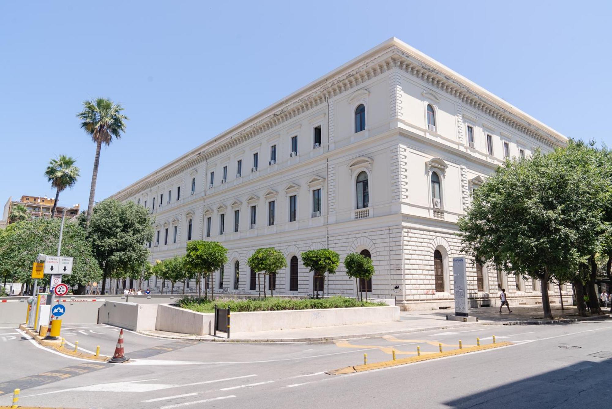 Shl _ Grandi Stazioni _ Bari Centrale Extérieur photo